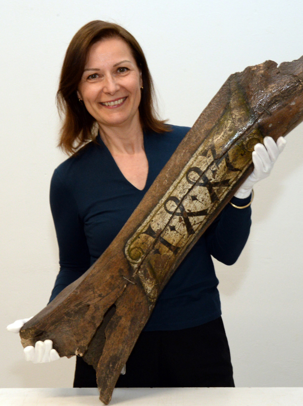 Foto U. Göhlich mit Mammutknochen: Alice Schumacher (NHMW, 2024)